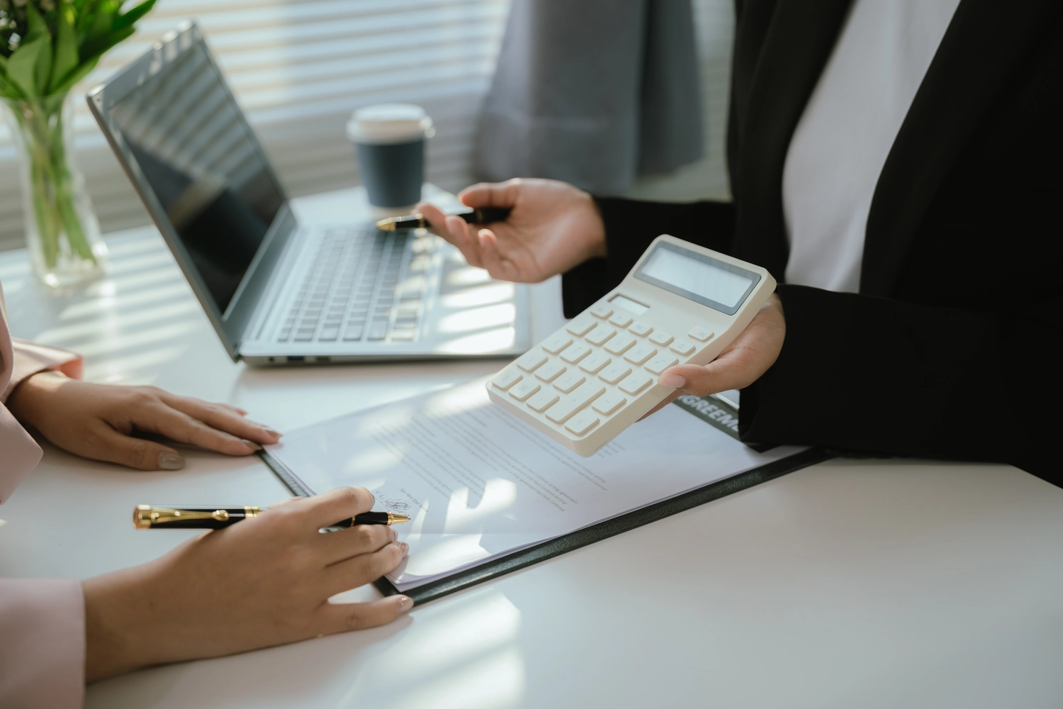 Habitat Pro GmbH – Renovierungsservice – Immobilienmakler und neue Eigenheimbesitzer beraten über Hypotheken und Versicherungen für sichere Investitionen und Eigentum.